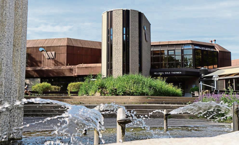 Auch der Bereich vor den Hellweg-Sole-Thermen wird neugestaltet. Der Brunnen im Vordergrund bleibt jedoch erhalten. Foto: Ulrike Dietz