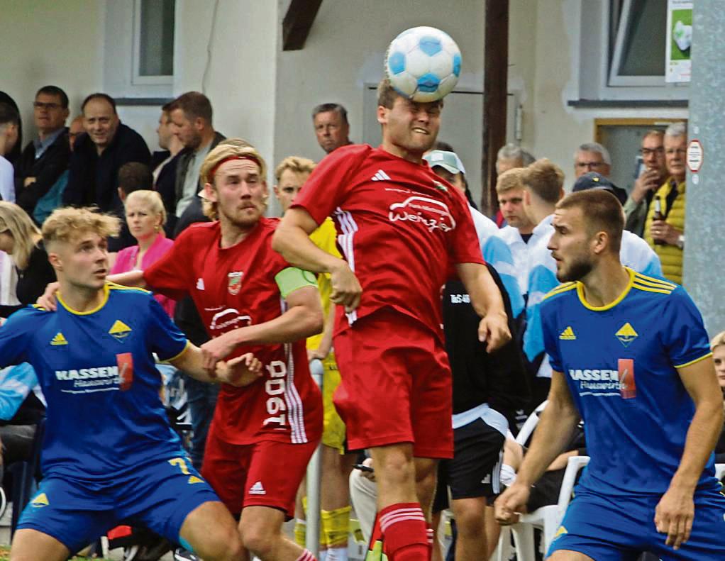 Intensiv zur Sache ging über die komplette Spielzeit zwischen dem TuS Ehringhausen (in Blau) und dem TuS Anröchte (in Rot). Am Ende trennte man sich 2:2. Foto: Hartmut Brand
