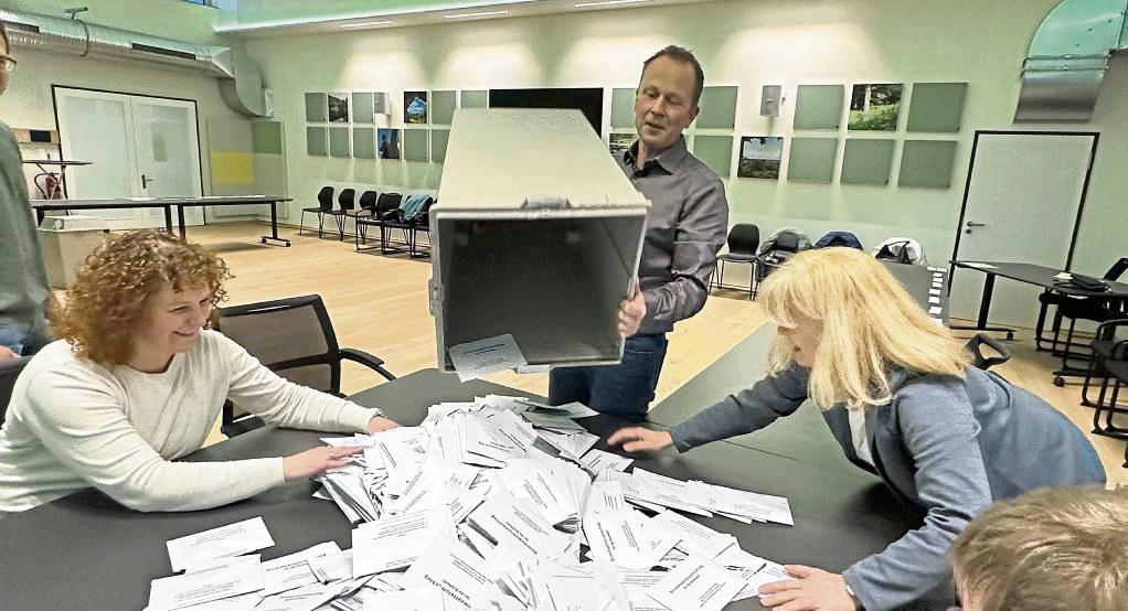 Eine von drei Briefwahl-Urnen leerte Rüthens Kämmerer Dirk Becker. Sandra De Barros (l.) und Michaele Scheithauer fingen die Stimmzettel auf. Foto: Bsdurek