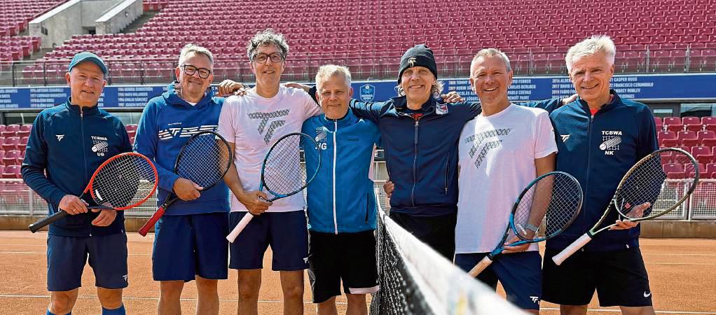 Bei einem Turnier im schwedischen Bastad bereiteten sich die Herren 55 des TC BW Anröchte auf den Saisonendspurt vor. Im letzten Spiel gegen den TC RW Hardenstein soll nun der Meistertitel in der Verbandsliga unter Dach und Fach gebracht werden.