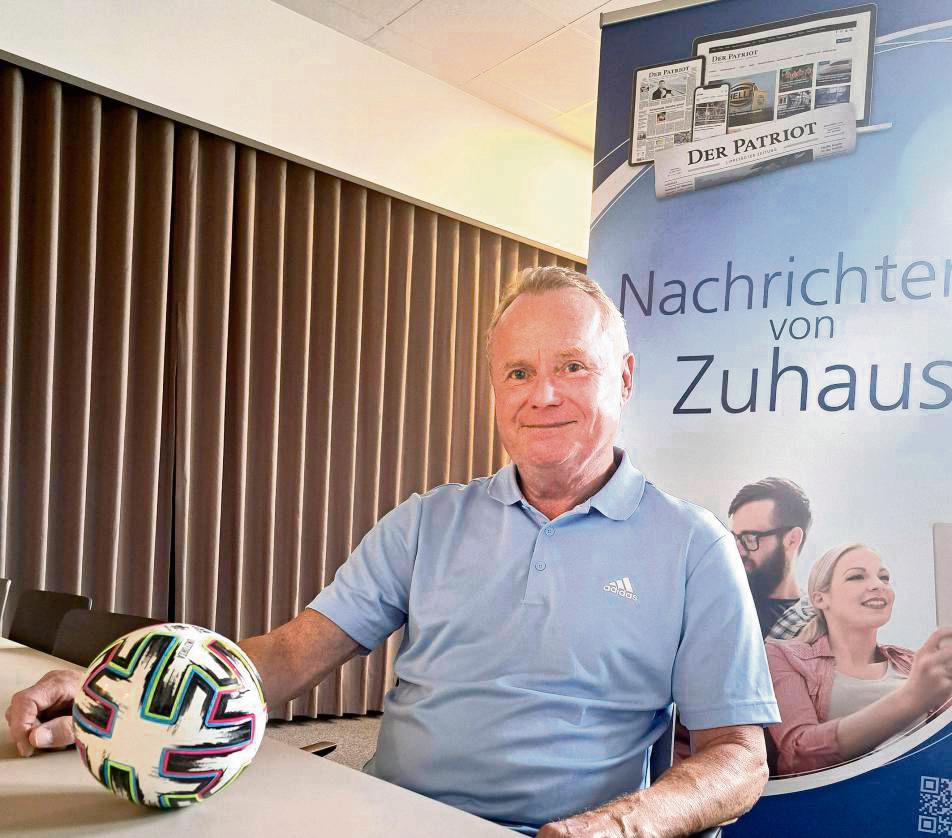 Zu Besuch im Verlagshaus: Zwischen Terminen, Terminen und Terminen nahm sich Verbandspräsident Manfred Schnieders Zeit für ein lockeres Pläuschchen mit der Patriot-Sportredaktion. Und man merkte schnell: Der 70-jährige Salzkottener ist noch lange nicht fertig. Im Gegenteil. „Die nächsten vier Jahre werden sehr, sehr intensiv.“ Foto: Heinke