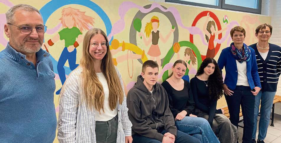 Freuen sich über das Ergebnis in der Sporthalle (v.l.): Hermann Hein (Kunstlehrer), Amelie Walburg (Kunstlehrerin), die Kursteilnehmer Davin-Luka Ach, Anna-Maria Sonntag und Alina Giese, Schulleiterin Anita Rüther und Konrektorin Sabine Welz.