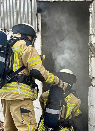 Insgesamt 43 Einsatzkräfte der Feuerwehr waren mit neun Fahrzeugen vor Ort in Uelde. Foto: Feuerwehr Anröchte