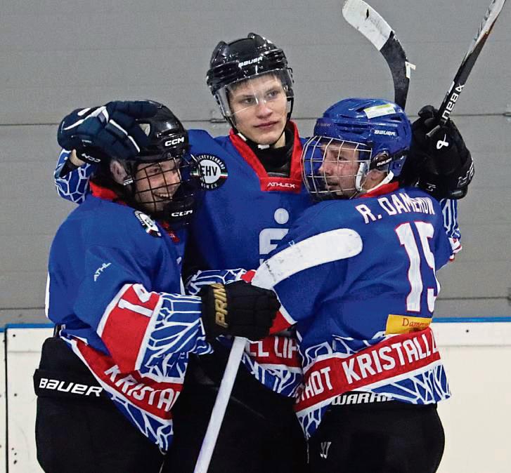 Zu früh gefreut! Trotz dreier Treffer von Danil Pichuhin (M.) musste sich Kristall Lippstadt im Heimspiel dem Team aus Bergisch Gladbach mit 4:6 geschlagen geben. Foto: Uwe Feichtinger