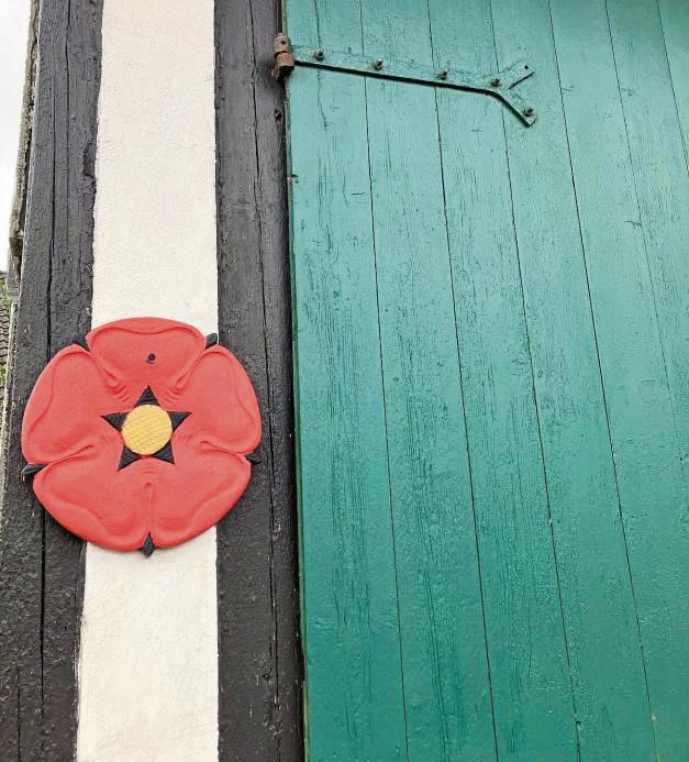 Bis 1851 gehörte Lippstadt für mehr als 600 Jahre zum Land Lippe. Die rote Lipperose hält die Erinnerung daran bis heute im Stadtbild wach. Foto: Overhoff