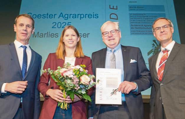 Den Soester Agrarpreis bekam Marlies Bresser von Dr. Martin Berges (von links), Hathumar Rustige und Dekan Marc Boelhauve überreicht. Fotos: Dahm