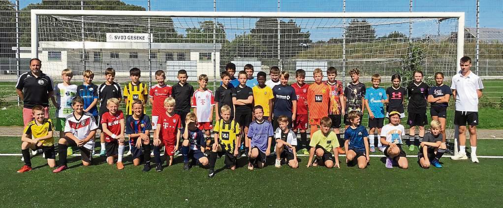 Talentsichtung: Die jungen Kicker des DFB-Förderprogramms mit Trainer Daniel Brink (l.)