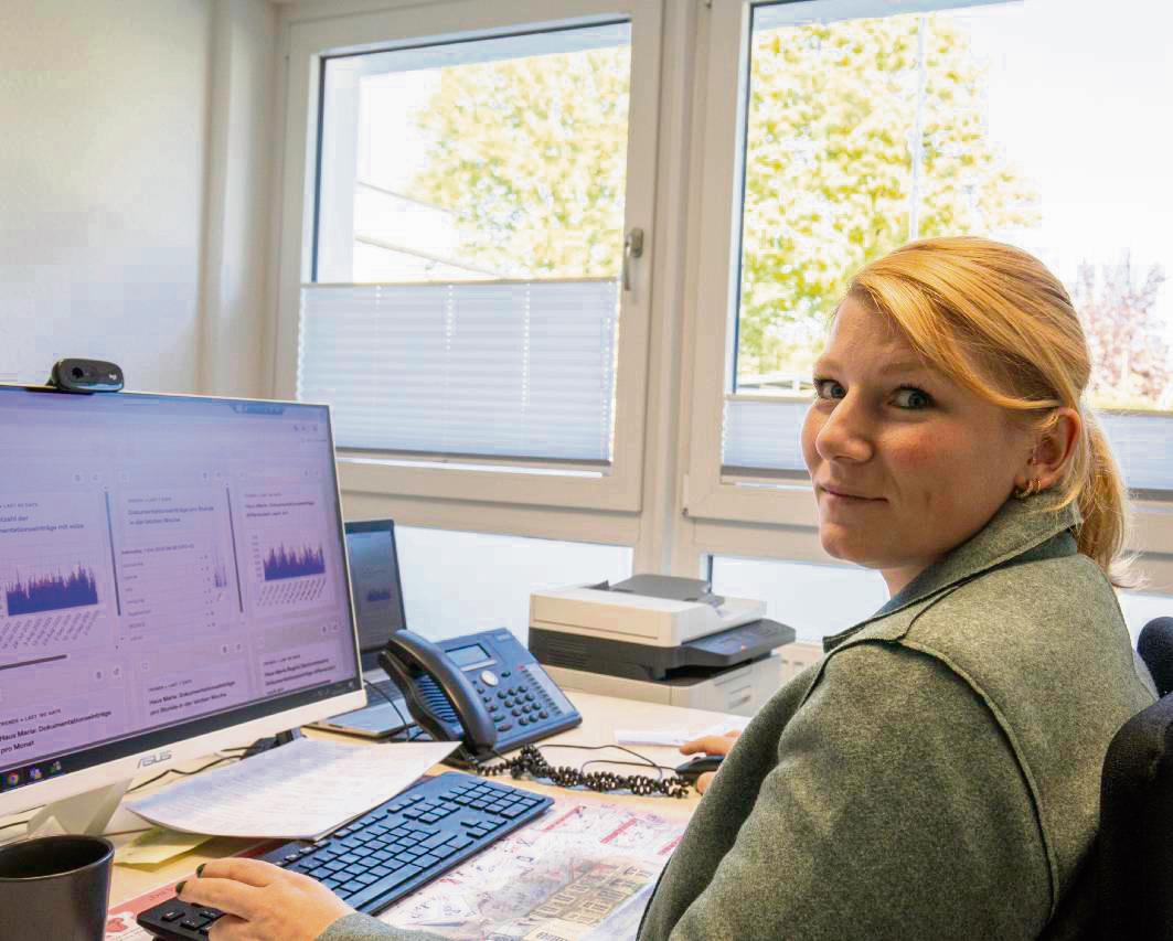 Natalie Rammert sieht in der Gesamtstatistik aller angeschlossenen Häuser, wie und wie oft Voice benutzt wird. Trends sind so schnell erkennbar. Foto: SMMP/Beer
