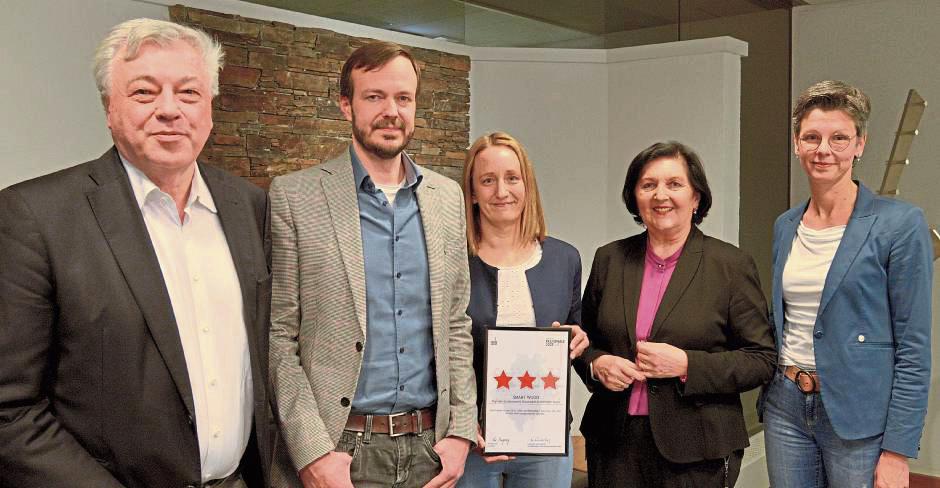 Dr. Jürgen Wutschka, Dezernent und Verbandsvorsteher des Naturparks Arnsberger Wald, Jens Hoheisel, Geschäftsführer des Naturparks, und Kathrin Ikenmeyer, Projektkoordinatorin, nahmen die Urkunde zum dritten Stern von Landrätin Eva Irrgang im Beisein von Sonja Claus, Südwestfalen-Beauftragte, entgegen. Foto: Hönicke (Kreis Soest)