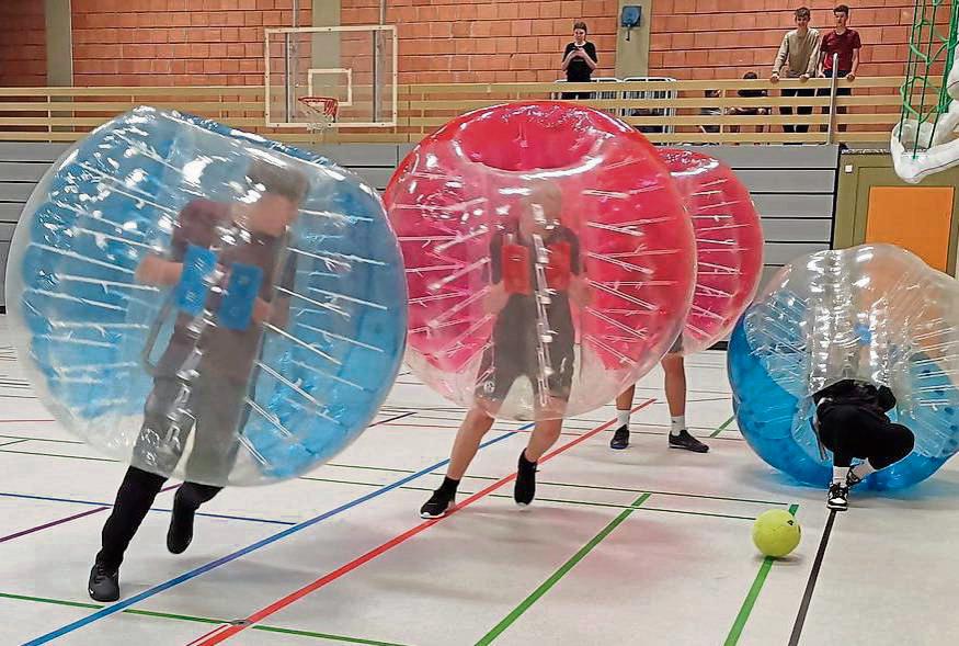 Erstmalig ist bei den Ferienspielen der Stadt Rüthen das Team der Hellweg-Bubbles zu Gast und wird mit den riesigen Luftbällen für Spaß und Abwechslung sorgen.