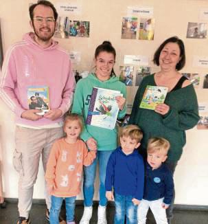 Juliana, Jan und Moritz (vorn v.l.) freuen sich mit Nils Fromme (l.) und Lara Meier vom Bücherei-Team sowie Kita-Leiterin Christiane Rüther (r.) über die neuen Bücher.