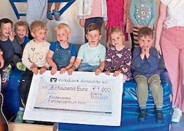 Die Kids freuten sich über den Volksbank-Scheck.