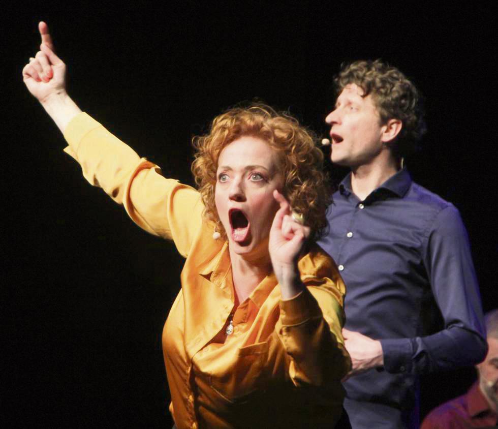 Stimmgewaltig: Stefany Dreyer und Ronny Miersch vom Improtheater Springmaus beim Aufwärmen mit dem Publikum. Foto: Balzer