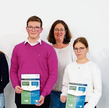 Für das Antonianum Geseke nahmen Xenia Isaak (r.) und Thilo Schniedermeier (l.) am Schubs-Programm teil, hier mit der betreuenden Lehrerin Eva Pfeiffer. Foto: Welslau