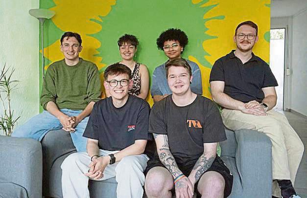 Der Vorstand der Grünen Jugend im Kreis Soest (hinten, v.l.): Rasmus Jahn, Jonna Biermann, Chris Marley Otterpohl und Jonathan Szafarczyk sowie die Sprecher (vorne) Fin Dumschat und Jace Bals.