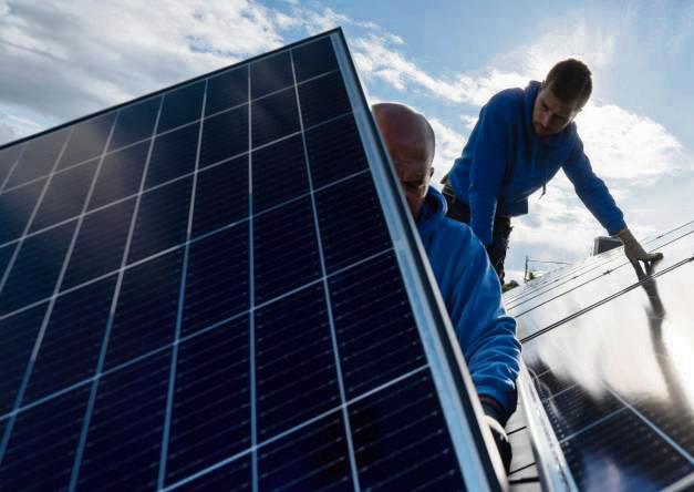 Mit der Energieausbeute aus Wind und Sonne kommen die Stadtwerke bei der Erfüllung ihrer Ziele schneller voran. 2029 möchte das Unternehmen klimaneutral sein. Foto: dpa