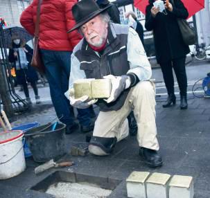 Künstler und Projekt-Initiator Gunter Demnig verlegte 2021 die ersten Stolpersteine in Lippstadt. ArchivFoto: Tuschen