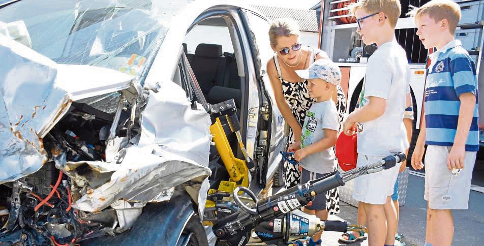 Wie werden Menschen mit einem hydraulischen Spreizer aus einem Auto gerettet? Auch das erklärte die Löschgruppe Erwitte bei ihrem Schau- und Familientag. Fotos: Giannakis