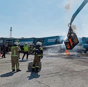Ein Schrottgreifer hievte den brennenden Generator aus dem Container. Foto: Raestrup