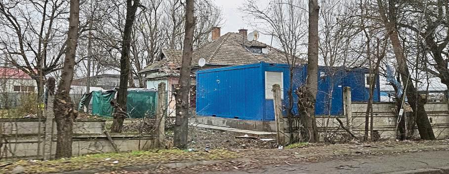 Drei unscheinbare blaue Container, zusammengebaut zu einem Treffpunkt für Kinder aus den Slums nebenan: 16 Genehmigungen brauchte es für das Gemeindezentrum.