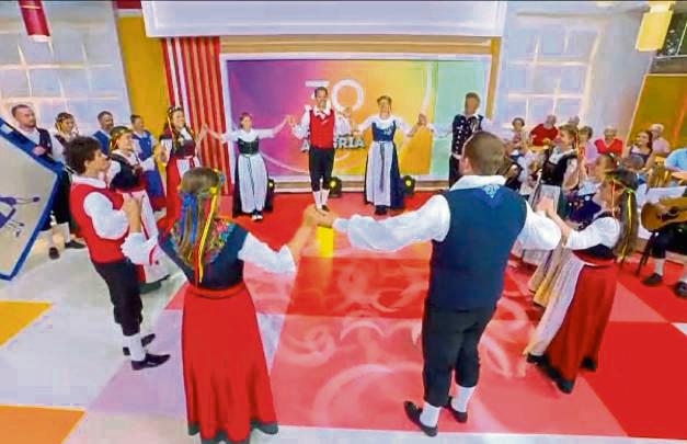 Der Volkstanzkreis während des Fernsehauftrittes im Portugiesischen Frühstücksfernsehen „Praça de Alegria“.