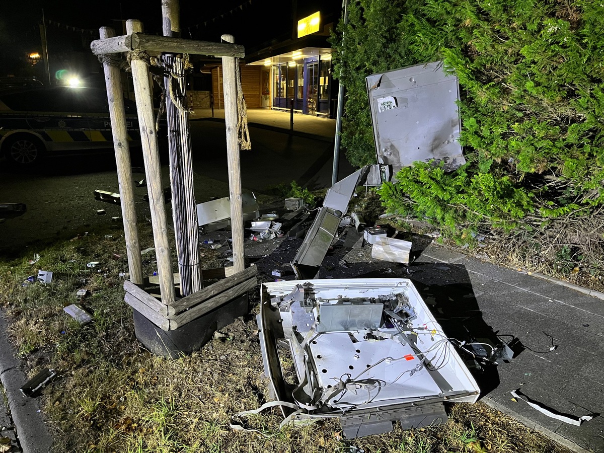 Völlig zerstört wurde der Zigarettenautomat in der Nußbaumallee. Foto: Polizei