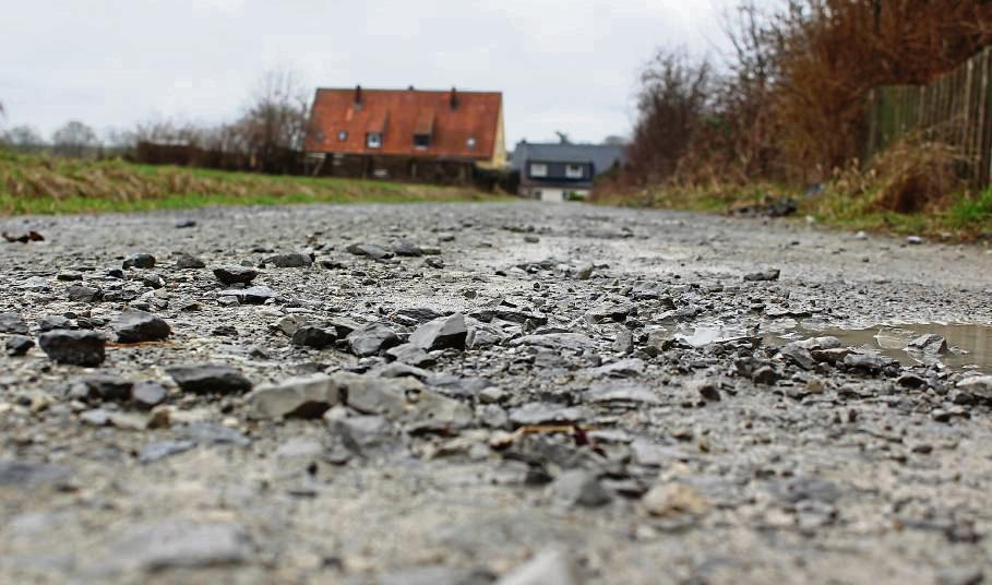 Dieser Schotterweg ist für den Kliever Ortsvorsteher ein „Dauer-Ärgernis“. Foto: Mintert