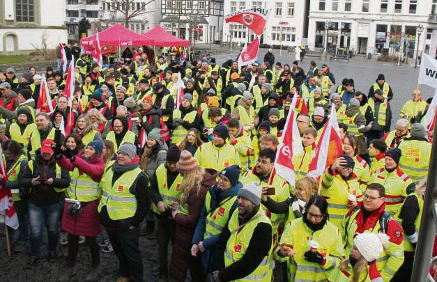 An der Demo nahmen unter anderem Mitarbeiter der Stadtverwaltungen Lippstadt, Soest und Rüthen teil.