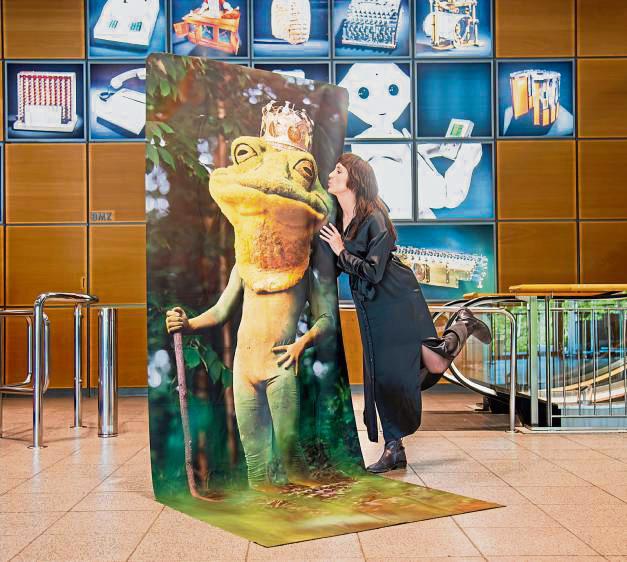 Die Künstlerin Natalie Wetzel mit dem „Froschkönig“ im Heinz Nixdorf Museums-Forum. Foto: Magel (HNF)