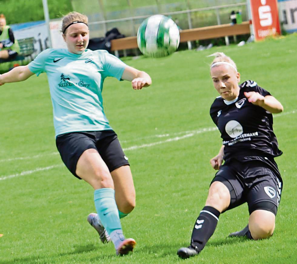 Steckten den frühen 0:2-Rückstand gut weg und feierten am Ende ein klares 5:2 über Sennelager: Die Fußballfrauen von Germania Stirpe (helle Trikots). Foto: Feichtinger