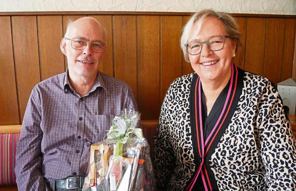 Für sein ehrenamtliches Engagement dankte Christa Mertens Anton Sellerberg. Foto: Bsdurek