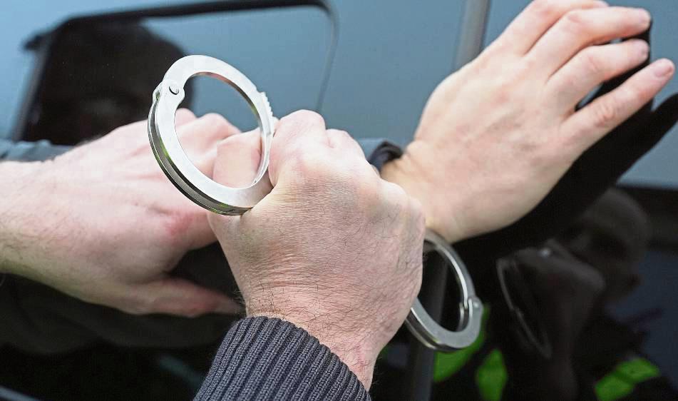 Hart zu kämpfen hatte die Polizei mit zwei Geseker Brüdern, die sich mit den Beamten anlegten und starken Widerstand leisteten. Symbolfoto: dpa