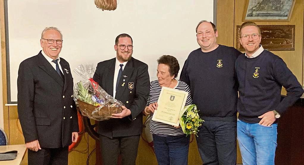 Ein gutes Beispiel für jahrzehntelange Treue ist Annemarie Busch. Sie wurde unter dem Applaus der Anwesenden zum Ehrenmitglied ernannt. Foto: Wissing