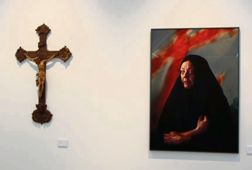 „Erlöse mich“ steht auf dem Kreuz neben dem Bild der Maria.