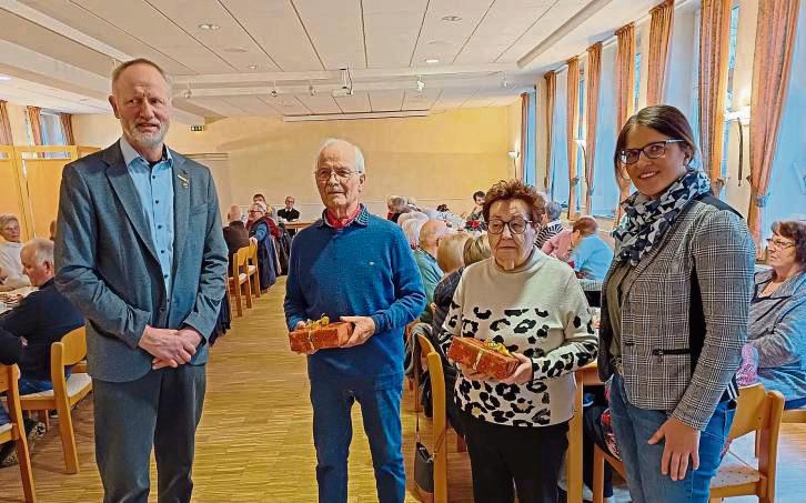 Als älteste Mitbürger wurden Josefa Kemper (89 Jahre) und Werner Birkenstock (89 Jahre) mit einem Präsent geehrt.