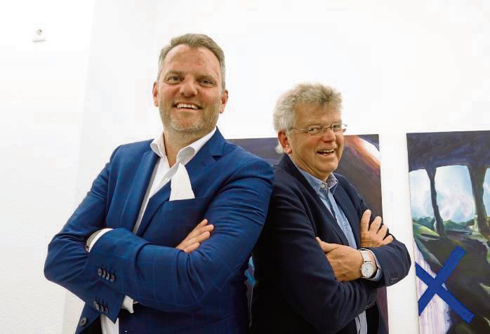 Zuversichtlich und zielstrebig: Jan Böttcher (l./parteilos) aus Verl wurde von der BG um Fraktionschef Hans-Dieter Marche (r.) als Bürgermeister-Kandidat nominiert. Foto: Vielberg