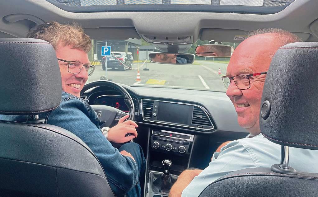 Dank der Unterstützung von Fahrlehrer Andreas Küthe knackte Mitorganisator Tobias Krämer vom Blinden- und Sehbehindertenverein die 70 Stundenkilometer. Foto: Til Schnieder