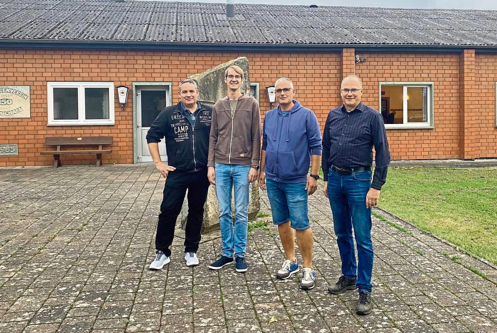 Der Vorstand der Schützengesellschaft St. Michael Berge rund um (v.l.) Manuel Lammers (Geschäftsführer), Robin Heinisch (Kassierer), Mario Lammers (2. Vorsitzender), Stefan Albersmeier (Vorsitzender) sucht noch Helfer für die Sanierung des Schützenhauses. Foto: Gerwin