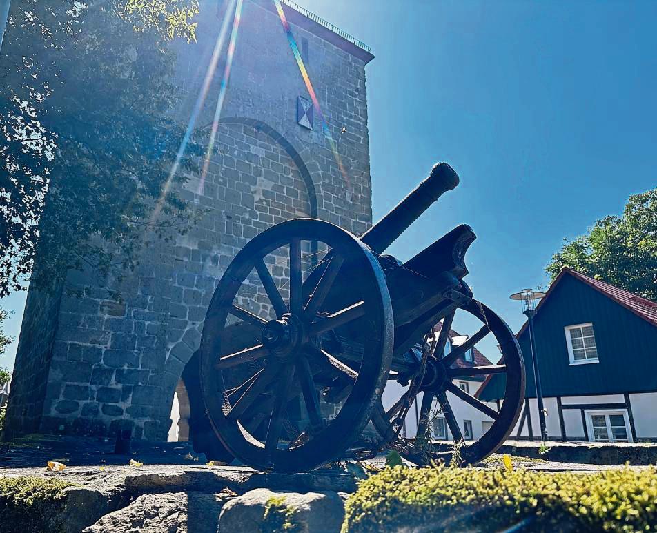 Vor dem Hachtor ist zum Stadtjubiläum eine Kanone aufgestellt worden, die an die frühere Bedeutung der Stadttore und der Mauer um die alten Grenzen erinnert. Foto: Bsdurek