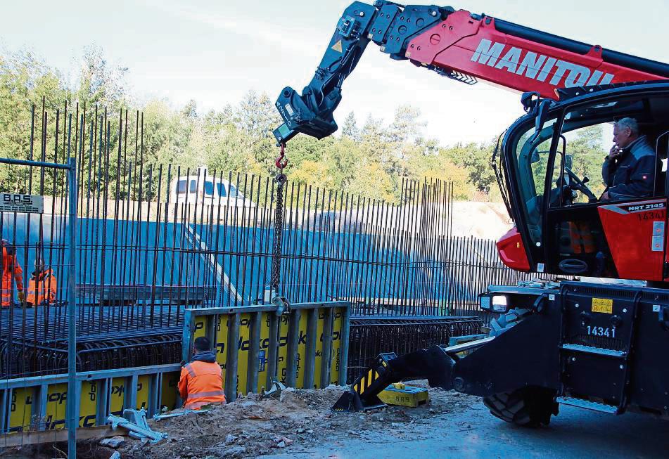 90 Meter müssen noch hochgezogen werden: Am Margaretenweg baut das Echterhoff-Team derzeit die Stützwand, die an die Brücke anschließt. Fotos: Carolin Cegelski