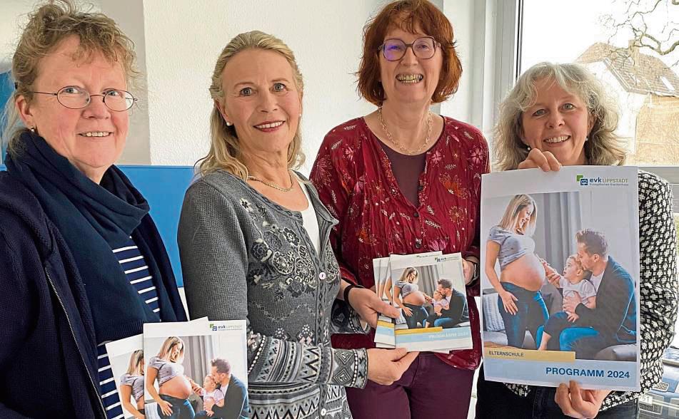 Stellen das neue Programm der Elternschule vor, v.l.: Birgit Ernst (Schwangerschaftsberatung SkF), Susanne Musga (EVK), Karin Denninghaus (Schwangerschaftsberatung Awo) und Kerstin Werner (Stadt) mit dem aktuellen Elternschul-Programm.