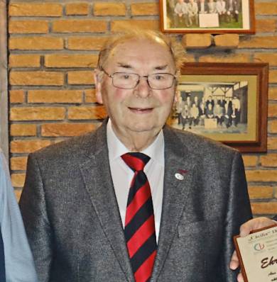 Für 50 Jahre Vereinsmitgliedschaft wurde Hermann Raker 2024 vom Männerchor Cäcilia ausgezeichnet Foto: Bertermann