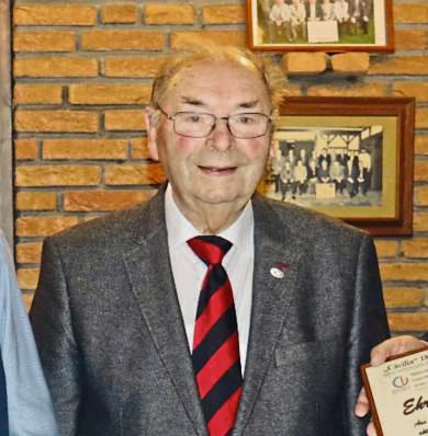 Für 50 Jahre Vereinsmitgliedschaft wurde Hermann Raker 2024 vom Männerchor Cäcilia ausgezeichnet Foto: Bertermann