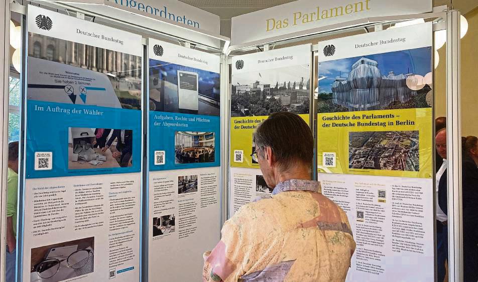 Erste Besucher in Bad Westernkotten erkundeten die interaktiven Ausstellungselemente.