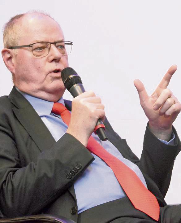 Peer Steinbrück referierte vor heimischen Unternehmern und sprach sich für eine Modifikation der Schuldenbremse aus. Fotos: Großelohmann