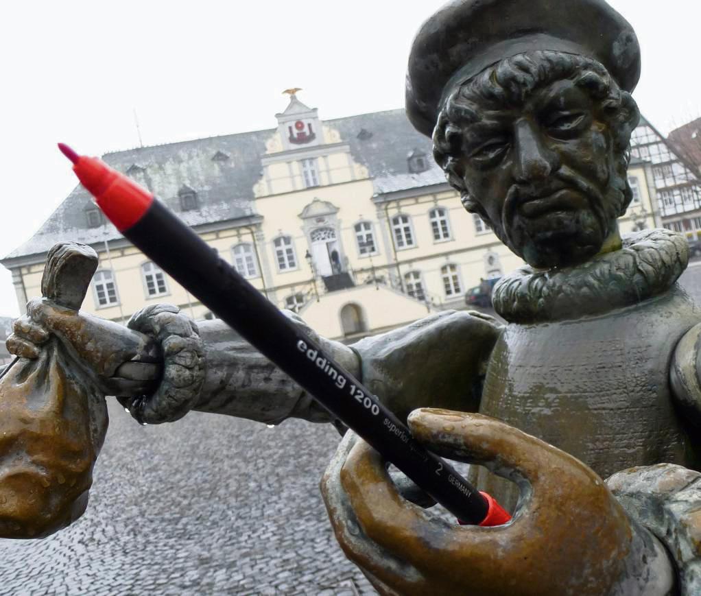 Ein Kreuzchen für die Zukunft: Alt, jung, wild, weise – Lippstadt stimmt bei der Kommunalwahl sozusagen über sich selbst ab. 231 Kandidaten treten insgesamt an. Foto: Niggenaber