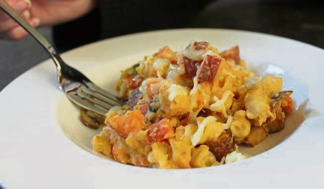 Schmeckt leckerer als es aussieht: cremige Linsen-Gemüse-Fusilli mit Räuchertofu.