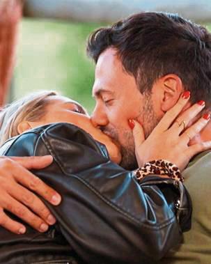 „Es war ein sehr schöner Kuss“: Bachelor Sebastian ist hin und weg von Freya Stapperfenne. Foto: RTL+
