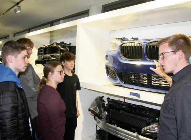 Bei HBPO erklärte Werkstudent Felix Appelbaum den jungen Besuchern die Auto-Frontends. Fotos: Schwade