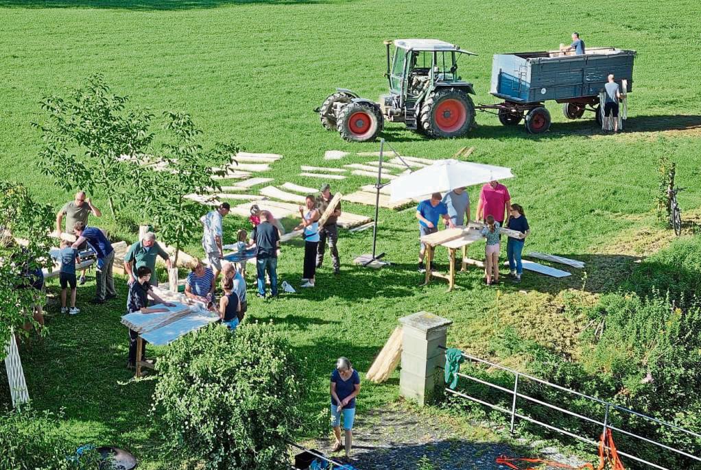 Bei Schloss Eggeringhausen montierten 25 Helfer rund 600 Holzwuchshüllen.